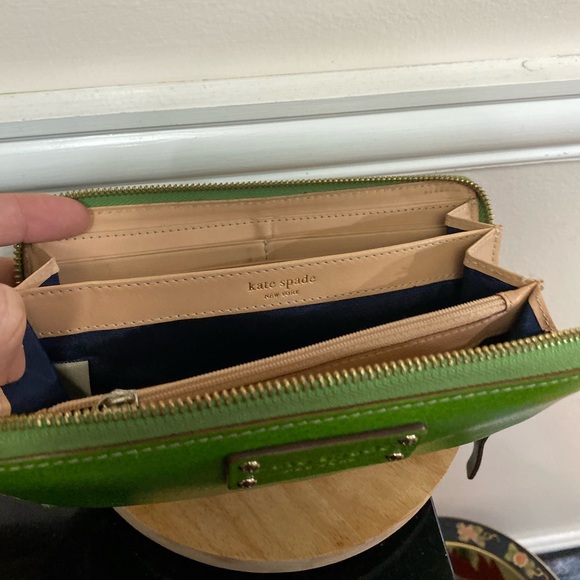 Kate Spade green leather  zip around wallet - Picture 6 of 7